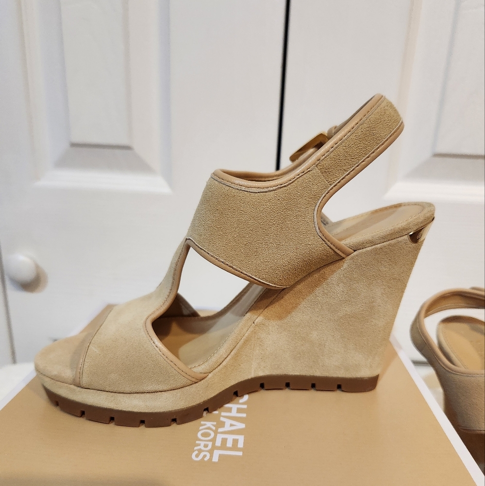 Michael Kors Tan Flat Sandals with Buckle Closure - Picture 2 of 5